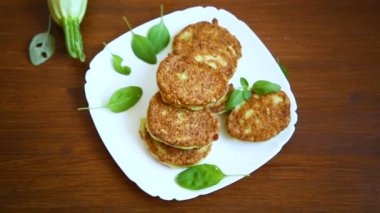 bir tabak yeşil kabak yapılmış sebze börek
