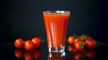 bir bardak ve taze domates ev yapımı domates suyu