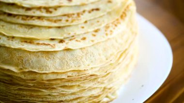 bir tabakta çok kızarmış ince krep, bir masada.