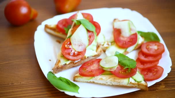 Gustoso panino con pasta di cagliata, cetrioli freschi e pomodori — Video Stock