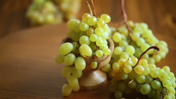 Bukiet zielonych winogron na ciemnym drewnianym stole — Wideo stockowe