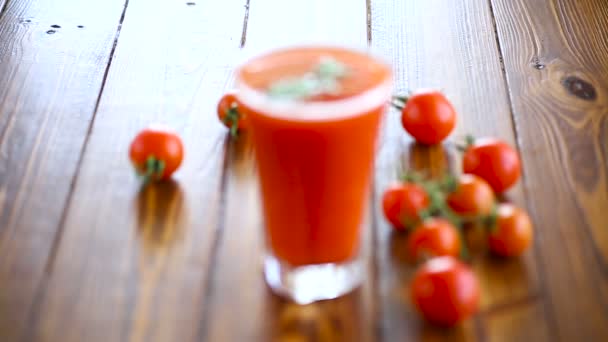 Zelf gemaakt tomaten SAP in een glas en verse tomaten — Stockvideo