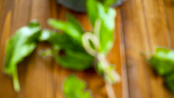 Bund frischer grüner Sauerampfer aus kontrolliert biologischem Anbau, auf einem Tisch. — Stockvideo