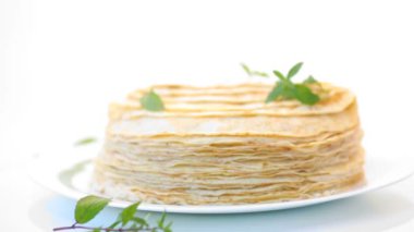 beyaz arka planda, bir tabakta çok kızarmış ince krep.