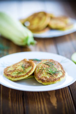 bir tabak yeşil kabak yapılmış sebze börek