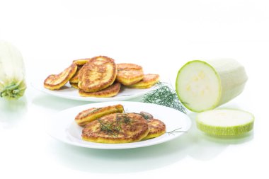 bir tabak yeşil kabak yapılmış sebze börek