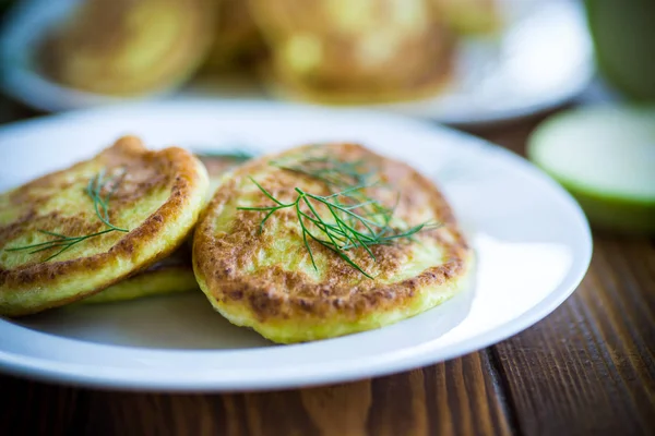 Zöld cukkini és egy tányérból készült növényi fritters — Stock Fotó