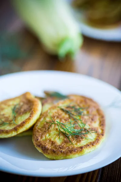 Zöld cukkini és egy tányérból készült növényi fritters — Stock Fotó