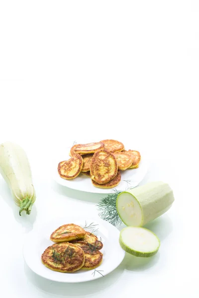 Овощные оладьи из зеленых цуккини в тарелке — стоковое фото