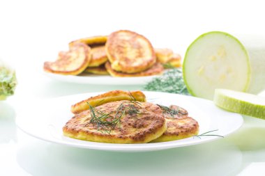 bir tabak yeşil kabak yapılmış sebze börek