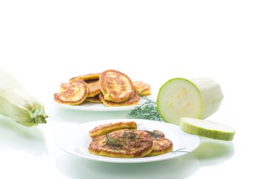 bir tabak yeşil kabak yapılmış sebze börek