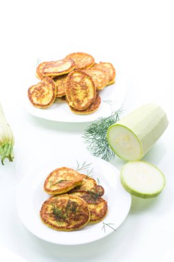 bir tabak yeşil kabak yapılmış sebze börek