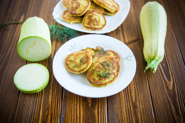 Sayur goreng yang terbuat dari zucchini hijau dalam piring — Stok Foto