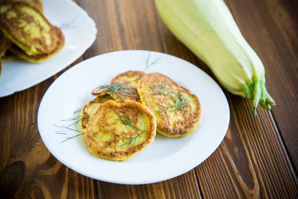 Zöld cukkini és egy tányérból készült növényi fritters — Stock Fotó