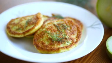 bir tabak yeşil kabak yapılmış sebze börek