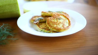 bir tabak yeşil kabak yapılmış sebze börek