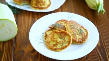 bir tabak yeşil kabak yapılmış sebze börek