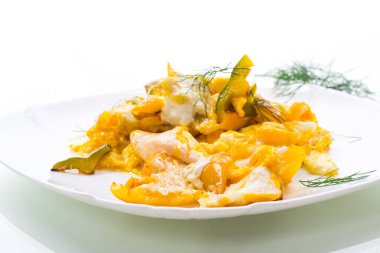 bir tabakta tatlı sarı biber ile ev yapımı yumurta kızarmış omlet