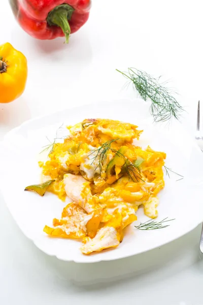 Sült omlett házi tojásból, édes sárga borssal, tányéron — Stock Fotó