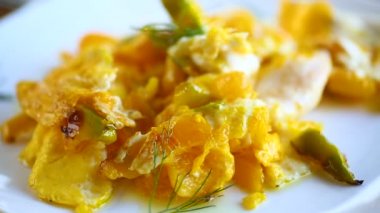 bir tabakta tatlı sarı biber ile ev yapımı yumurta kızarmış omlet