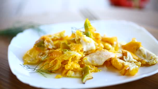 Fried omelet from homemade eggs with sweet yellow pepper in a plate — Stock Video