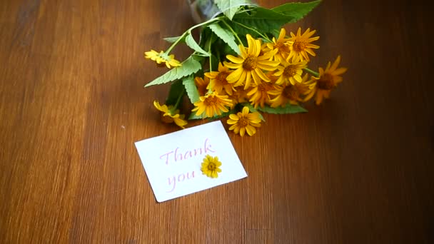 Bouquet de grandes marguerites jaunes sur un bois — Video