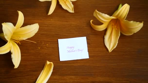Flores florecientes de verano de lirio amarillo en una madera — Vídeos de Stock
