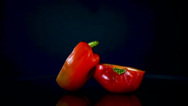Red Paprika izolované na černé — Stock video