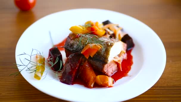 鱼炖与甜菜和其他蔬菜在盘子里 — 图库视频影像