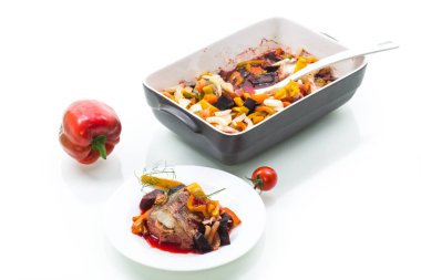 pancar ve bir tabakta diğer sebzeler ile balık güveç