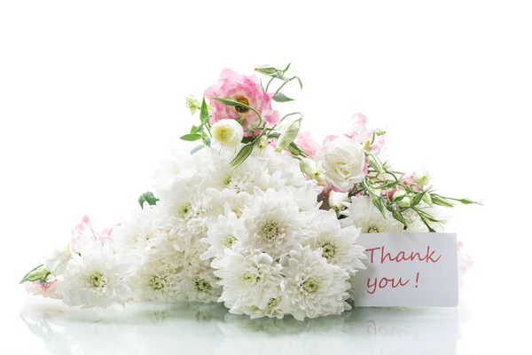 Bouquet de chrysanthèmes blancs isolé sur un blanc — Photo
