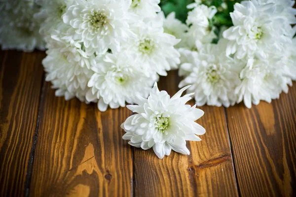 Bouquet di crisantemi bianchi su tavolo di legno — Foto Stock