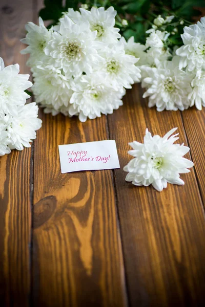 Strauß weißer Chrysanthemen auf Holztisch — Stockfoto