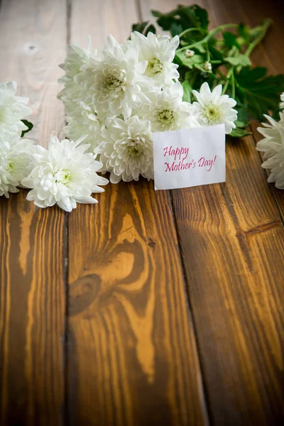 Kytice bílých chryzantésní na dřevěném stole — Stock fotografie