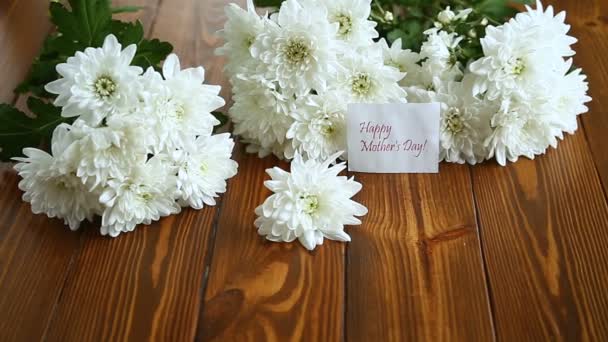 Boeket van witte chrysanten op houten tafel — Stockvideo