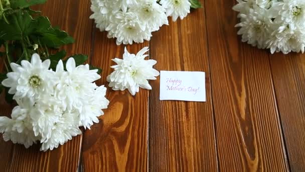 Boeket van witte chrysanten op houten tafel — Stockvideo