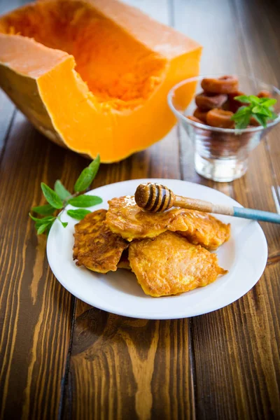Tasty fried sweet pumpkin pancakes with honey — Stock Photo, Image