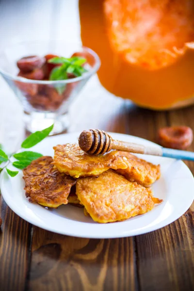 Leckere gebratene süße Kürbis-Pfannkuchen mit Honig — Stockfoto