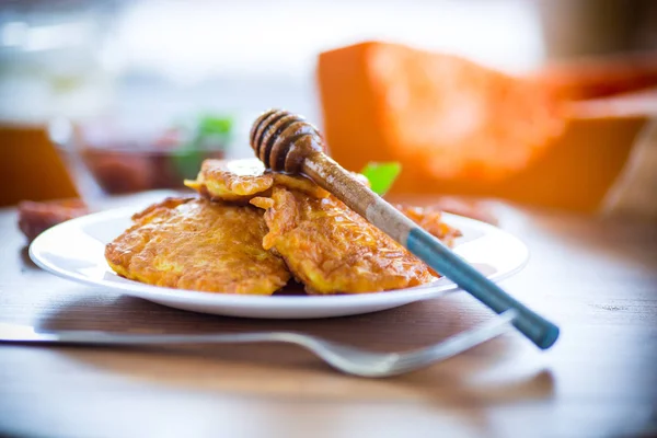 Tasty fried sweet pumpkin pancakes with honey — Stock Photo, Image