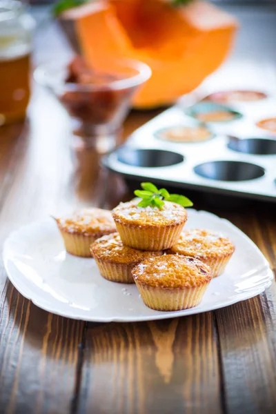 Bakade söta pumpa muffins med torkade aprikoser inuti, — Stockfoto