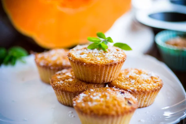 Muffins de citrouille sucrés cuits au four avec abricots secs à l'intérieur , — Photo
