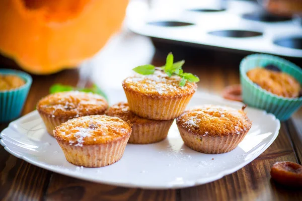 Gebackene süße Kürbismuffins mit getrockneten Aprikosen im Inneren, — Stockfoto
