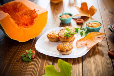 içinde kuru kayısı ile pişmiş tatlı kabak kekler,