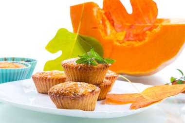 içinde kuru kayısı ile pişmiş tatlı kabak kekler