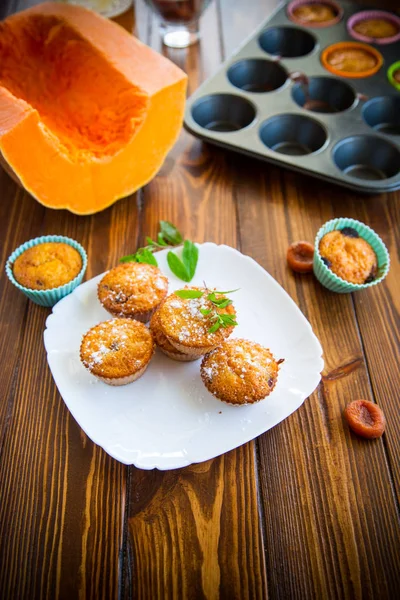 Pečené sladké dýně se sušenými meruňky uvnitř, — Stock fotografie