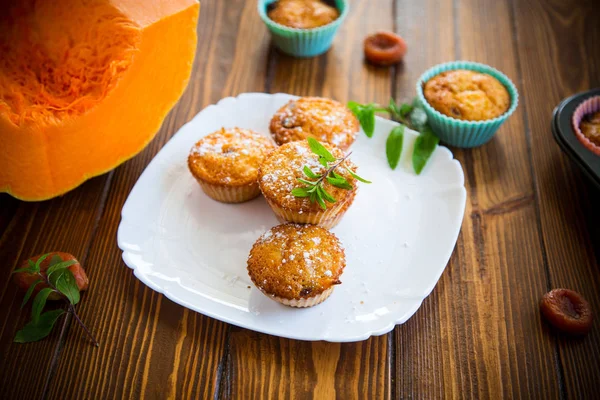 Baked sweet pumpkin muffins with dried apricots inside, — Stock Photo, Image