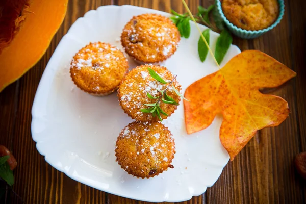 Muffins de citrouille sucrés cuits au four avec abricots secs à l'intérieur , — Photo