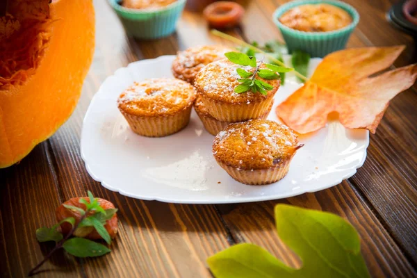 Gebackene süße Kürbismuffins mit getrockneten Aprikosen im Inneren, — Stockfoto