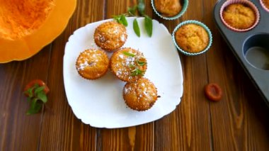 içinde kuru kayısı ile pişmiş tatlı kabak kekler,