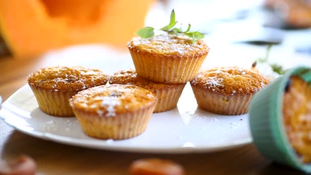 Gebakken zoete Pompoen muffins met gedroogde abrikozen binnen, — Stockvideo